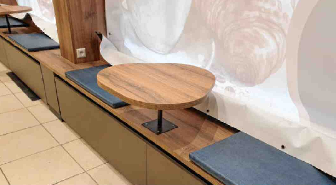 Witziges Detail: Auch im Schaufenster können die Kunden auf einen Kaffee Platz nehmen.