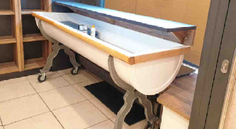 Eine alte zur Präsentationsfläche umfunktionierte Backmulde.