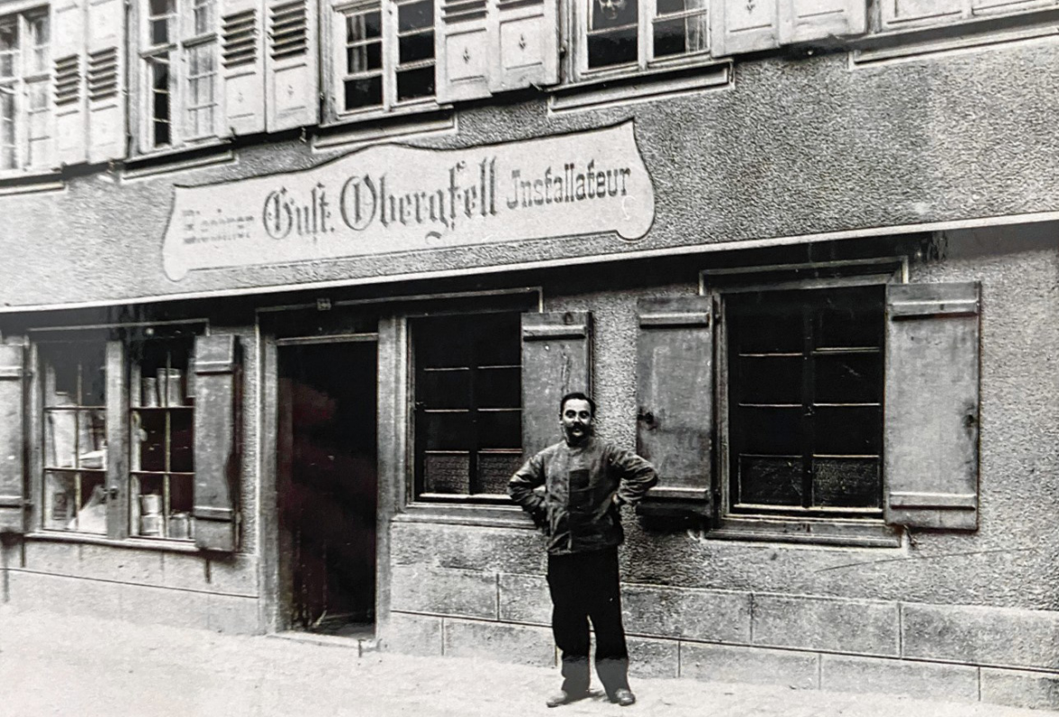 Eine frühe historische Aufnahme des Installationsbetriebs von Gustav Obergfell.
