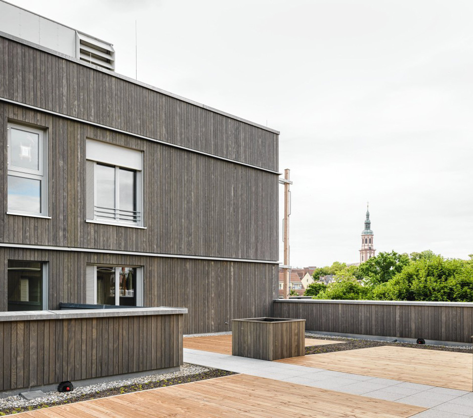Die Dachterrasse eröffnet einen Panoramablick über Offenburg.