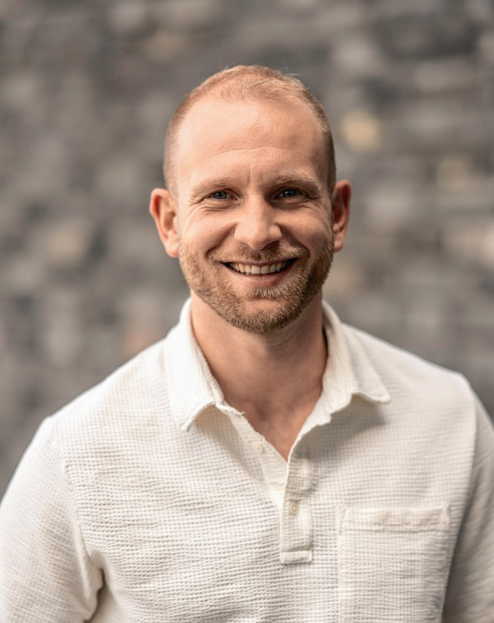 Ingenieur Kevin Rudolph erklärt die Klimadecke.