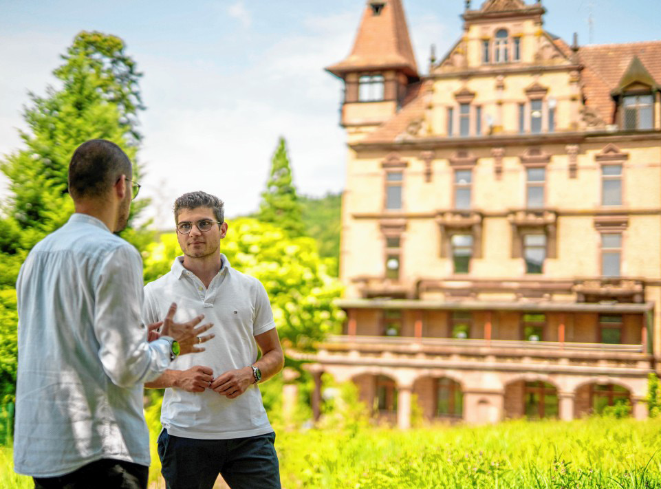 Luca Isenmann (rechts) und Architekt Mustafa Alkan sind beide vom Schloss Rothschild begeistert und geben diese Gefühl auch an die Kunden weiter. Foto: Orbau-Firmengruppe