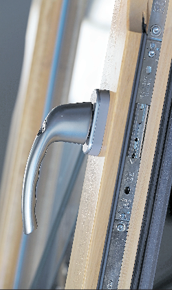 Fensterbeschlag und abschließbarer Fenstergriff. FOTO: WWW.K-EINBRUCH.DE
