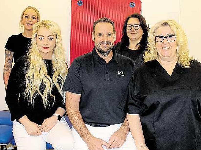 Ein starkes, engagiertes Team in der Physiopraxis Marcel Noçon & Ilka Dunker (von links): Manja Thomas, Ilka Dunker, Marcel Noçon, Anja Palermo und Bianca Noçon. FOTO: DIETER FREESE