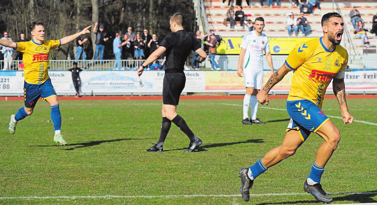 Raus mit der Freude: Ibrahim Temin (rechts) und Tobias Fagerström feiern Fagerströms Treffer zum 2:0.-Sieg gegen Heeslingen. Foto: Alex/PHOTO