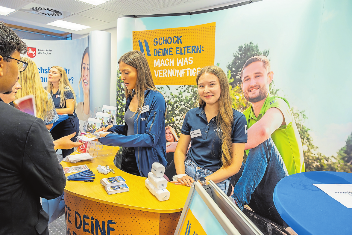 An den Infoständen herrscht stets gute Stimmung. FOTO: VOLKSBANK