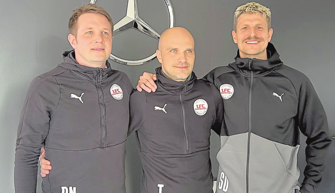 Boris Besovic (Mitte) ist seit März 2025 Cheftrainer beim 1. FC Egerstorf-Langreder. Neben ihm Sportdirektor Paul Nieber (links) und Athletiktrainer Sascha Derr. Foto: Egerstorf-Langreder