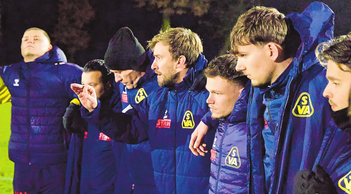 War nach der Partie in Heeslingen angefressen: Atlas-Trainer Key Riebau (Mitte) im Mannschaftskreis. Foto: André Klattenhoff