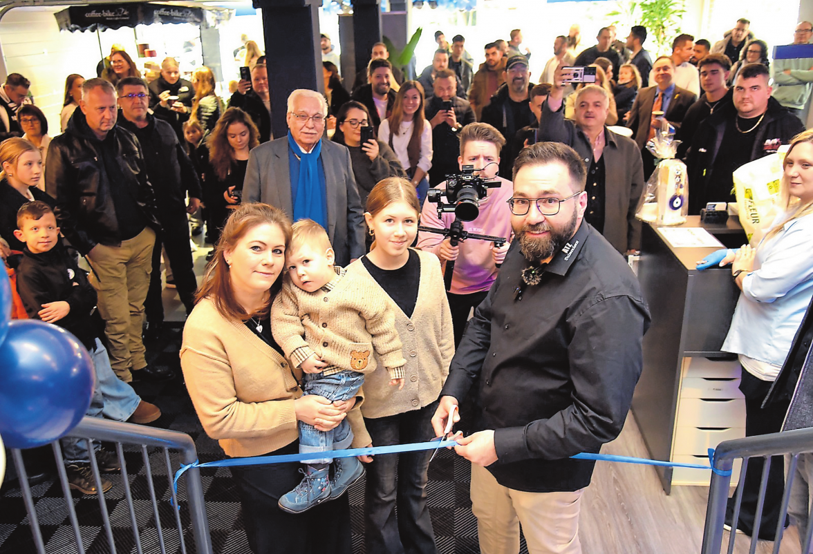 Der große Moment: Im Beisein seiner Familie zerschneidet der zweifache Vater Oktay Fidan bei der Eröffnungsfeier das Eingangsband zum neuen Autohaus. Foto: ATZ