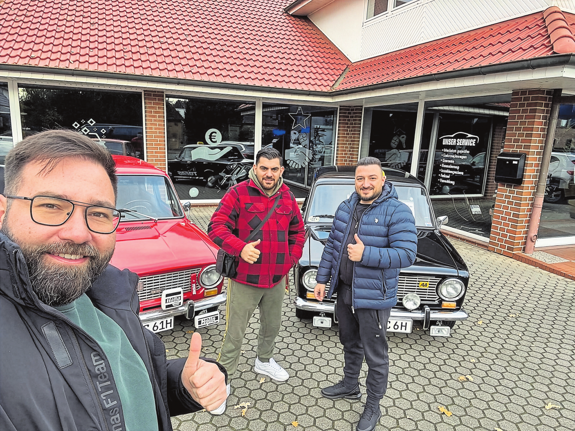 Ein Highlight bei der Eröffnungsfeier: Zwei Oldtimer waren nach 500 Kilometern angekommen. Die Besucher erfreuten sich an den Tofas 124. Foto: ATZ