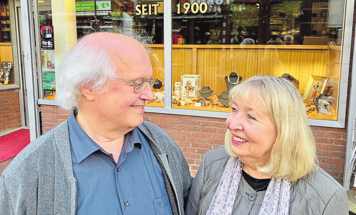Immer bereit für die große Kundschaft: Willi B. Werk und Ingrid Rudolph. Foto: Thomas Breuer