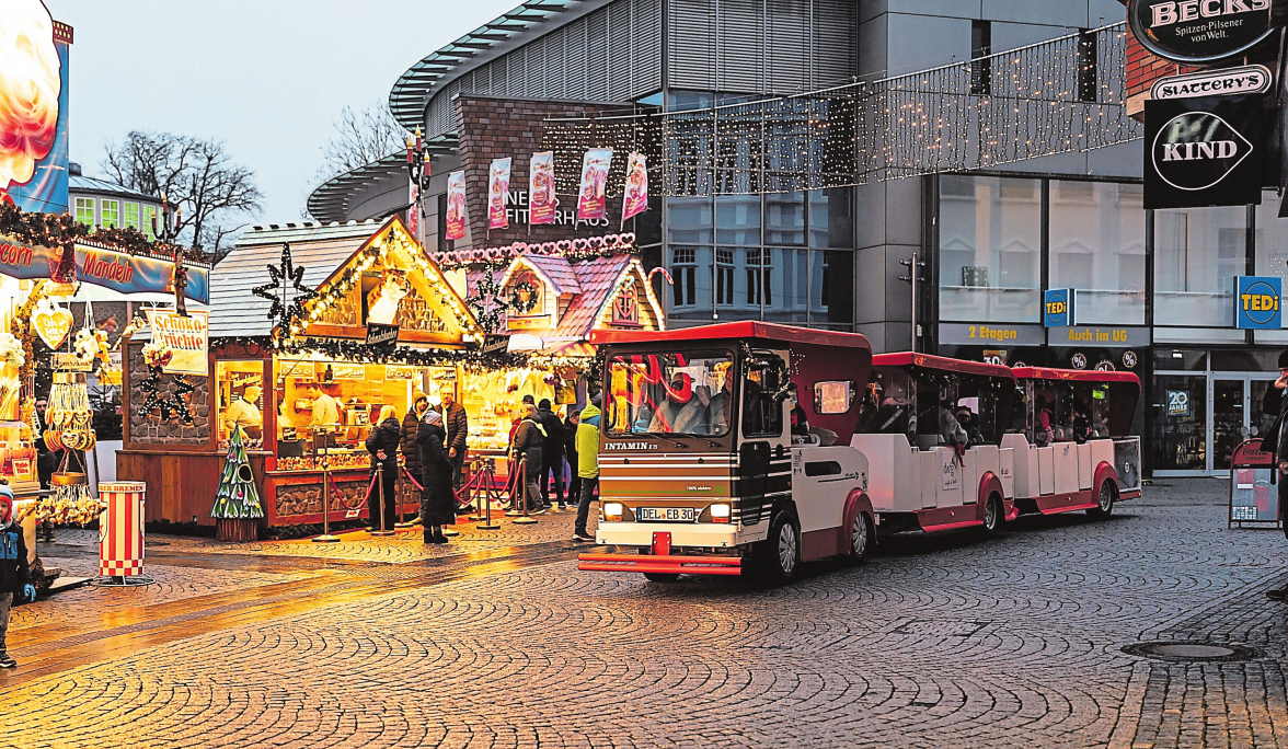 Betty die Bahn fährt durch die Fußgängerzone. Die Haltestelle von Betty befindet sich am Marktplatz. Foto: Franziska Bramkamp