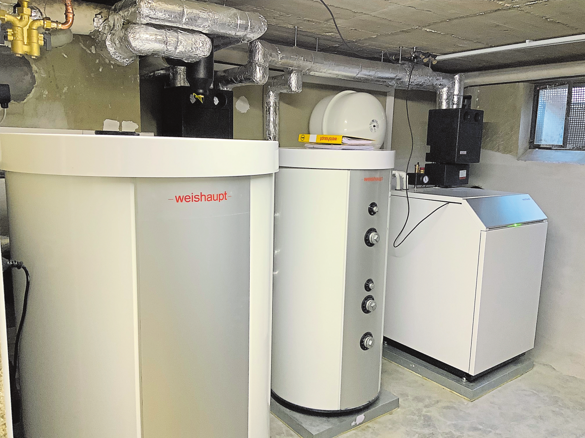 Eine moderne Wärmepumpe als Austausch einer Ölheizung im Einfamilienhaus. FOTO: SKIBBA
