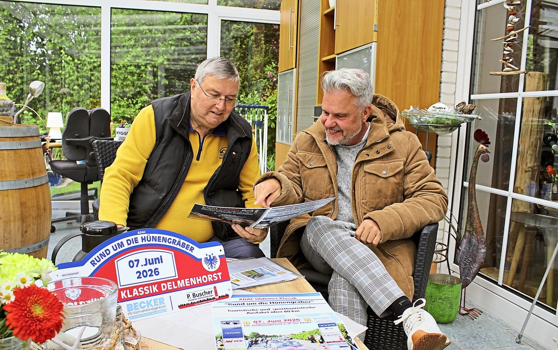 Fleißig bei den Vorbereitungen: Der ehemalige Fahrtleiter Uwe Huntemann (links) arbeitet seinen Nachfolger, den Ortsclub-Vorsitzenden Dirk Grundmann, ein. FOTO: DIETER FREESE
