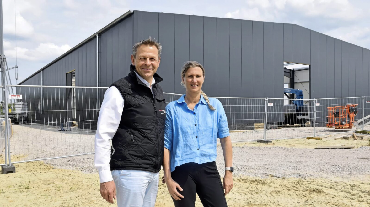 Ein Foto vom Juni 2025 mit Michael Baum und Mirja Hoppe als Inhaber: Hier ist die neue Halle für das neue Karosserieund Lackzentrum noch im Bau. Foto: Dirk Hamm 2