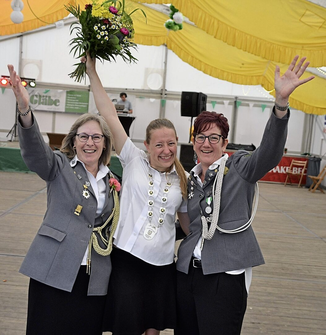 Die Adjutantinnen Marlis Ahrens und Anette Reising mit Königin Stephanie (in der Mitte). Foto: SV Annenheide