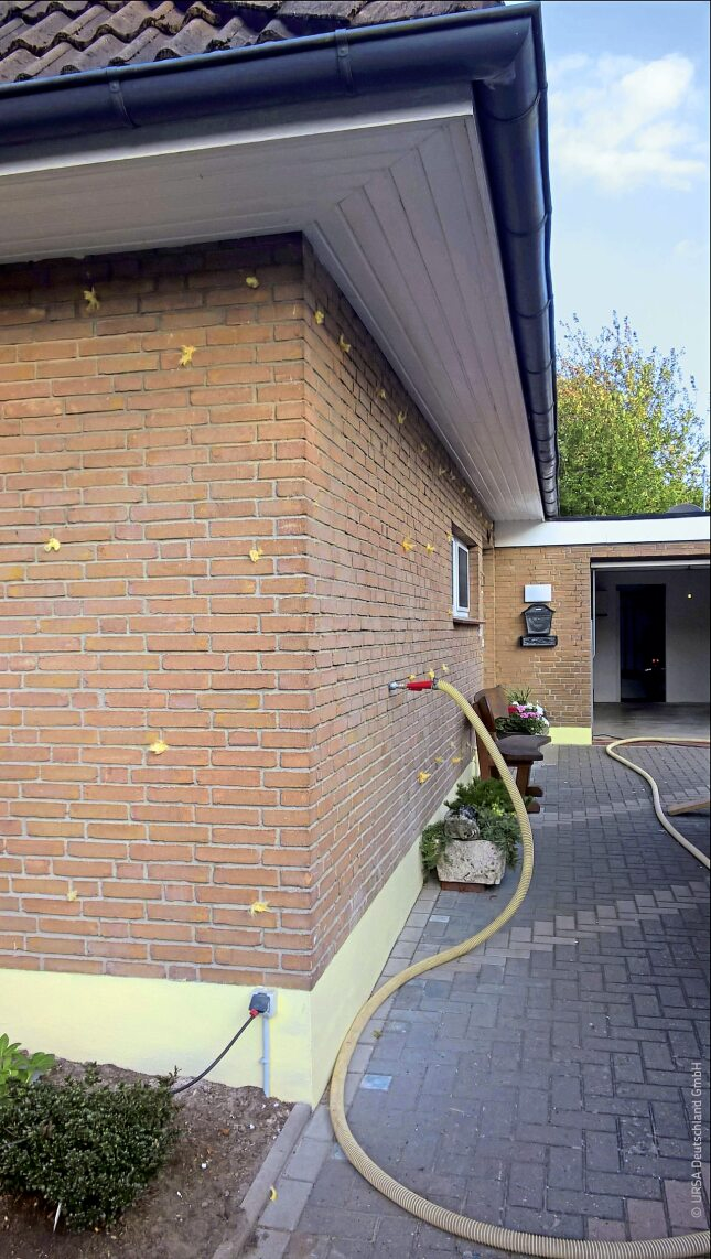 Bei zweischaligem Mauerwerk können mit einer Einblasdämmung Heizenergieverluste deutlich reduziert werden. FOTO:TXN