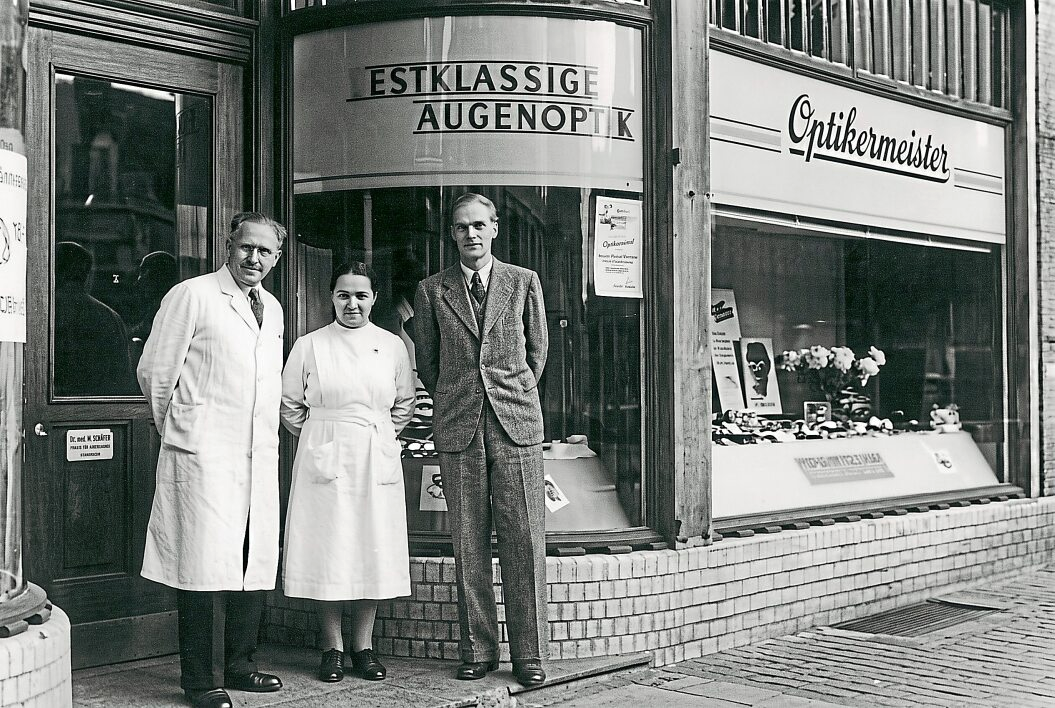 1951: Max Weigmans Sohn Alfons Weigmann (links), hier mit seiner Frau Eleonore, eröffnet das neue Geschäft an der Bahnhofstraße 38. Foto: privat