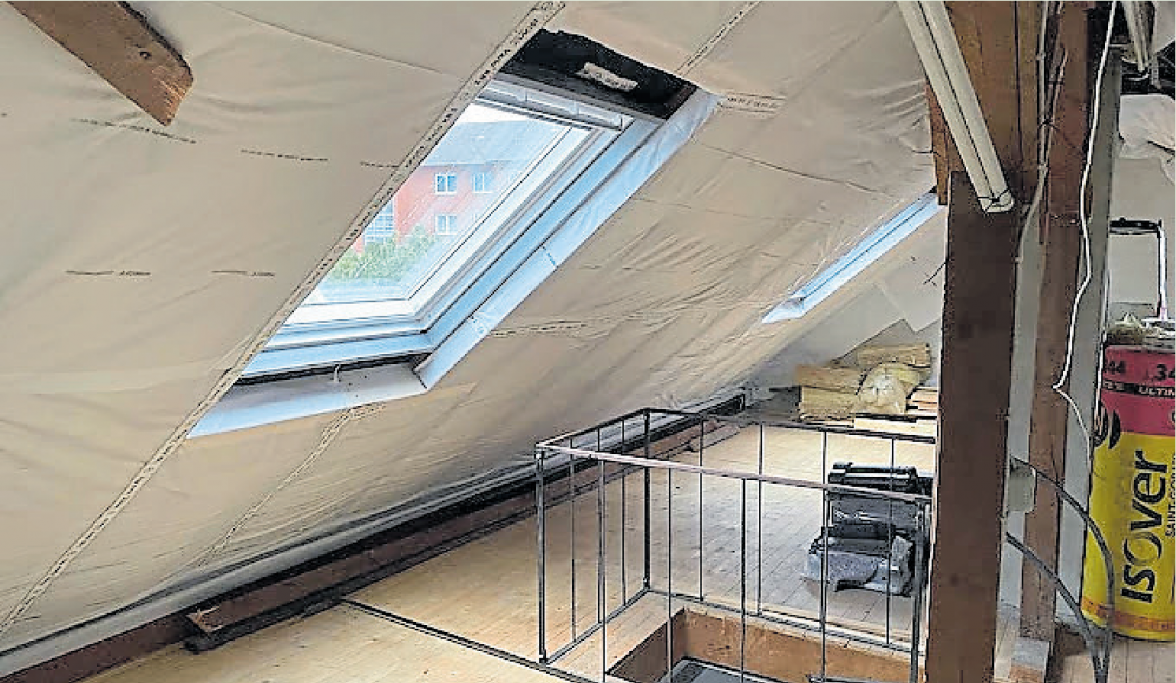 Passgenau wurden diese Dachfenster in den energetisch sanierten Dachbereich eingefügt, so dass hier bald neuer Wohnraum entstehen kann.