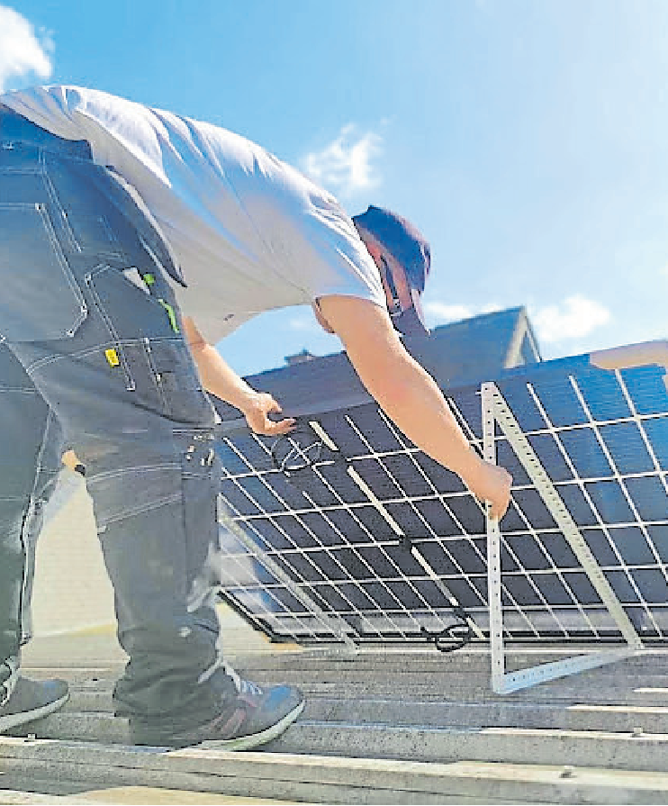 Installation einer Photovoltaikanlage: Auch das ist ein Aufgabenfeld des Betriebs.