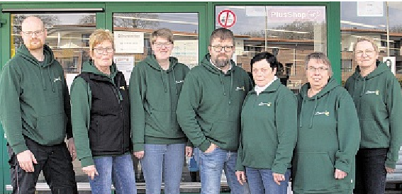 Bei uns wird Beratung großgeschrieben – die Belegschaft in Haren mit Marktinhaber Marcus Timmer (4. v. Iks.) Foto: Landmarkt