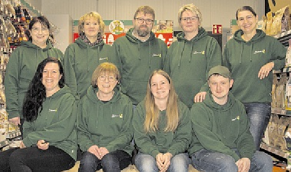 Unser Team in Dörpen mit Marcus und Claudia Timmer (hintere Reihe 3. u. 4. von links). Foto: Landmarkt