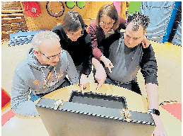 Die Theatergruppe garantiert den Zuschauern viel Spaß.
