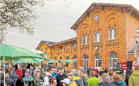 Die Veranstaltung auf dem Bahnhofsvorplatz ist ein echter Besuchermagnet. Foto: Herbert Trentmann/Archiv