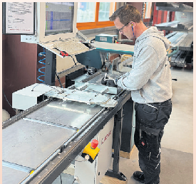 Präzision und Technik im Einklang - ein Mitarbeiter bei der Bearbeitung von Profilen an der Rotox-Maschine bei Fensterbau Schöpper.
