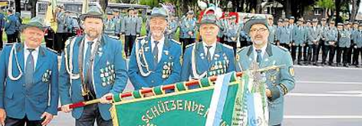 Die Fahnenträger-Abordnung des Brudervereins St. Josef Schwefingen/Varloh und der 1. Vorsitzende Thomas Menke am Antreteplatz (v.I.) Martin Sur, Rainer Schnieders, Norbert Altmeppen, Norbert Sur, Thomas Menke.
