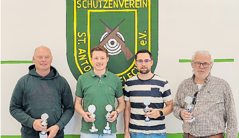 Am Sonntag, den 27.April, führte der Schützenverein das alljährliche Vereinsmeister-Schießen statt um das Dorf schon ein wenig in Schützenfest-Stimmung zu bringen. Hierbei wurde Moritz Wesselmann Vereinsmeister 2025. Er setzte sich als Gruppenbester der „Schießgruppe“ im finalen Schießen durch. Das Bild zeigt v.l.: Die jeweiligen Gruppensieger Henning Kurlemann, Moritz Wesselmann, Henning Triphaus und Helmut Meiners