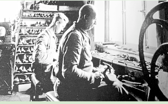 Victor (vorne) und Heinrich Landwehr in der Werkstatt. Victor ist der Großvater von Reinhard Landwehr, Heinrich ist der Vater des aktuellen Schuhhaus-Inhabers.