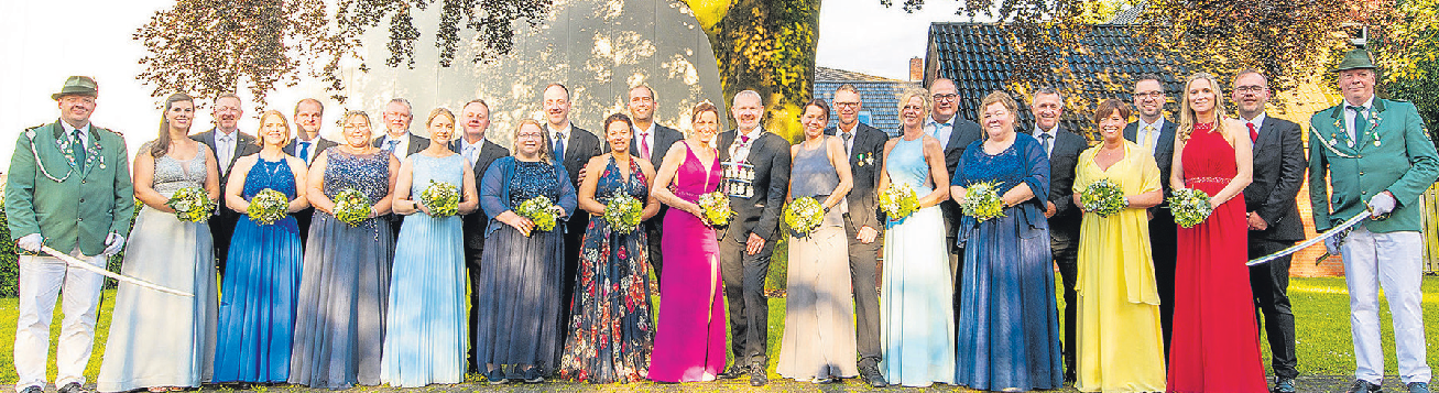 Der noch aktuelle Thron v.l.: Mareike Freitag und Jens Tammen, Bernadett und Simon Liebsch, Steffi und Kalli Klee, Melani und Denis Siemer, Nicole und Dirk Töller, Sandra und Henrik Sürken, Königspaar Stefan und Stephie Krallmann, Birgit und Klaus Thesing, Ramona und Ralf Foullois, Elke und Frank Berenzen, Steffi Volker-Nee und Stephan Nee, Maike und Oliver Magh. Foto: Schützenverein