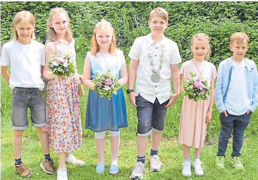 Der aktuelle Kinderthron freut sich auf das Schützenfest ebenso wie die Erwachsenen, v.l.: Peer Ahrens, Henrike Bahlmann, Kinderkönigin Frauke Bahlmann und Kinderkönig Marlon Wolf, Merle Wolf, Lutz Hermes. Foto: Schützenverein