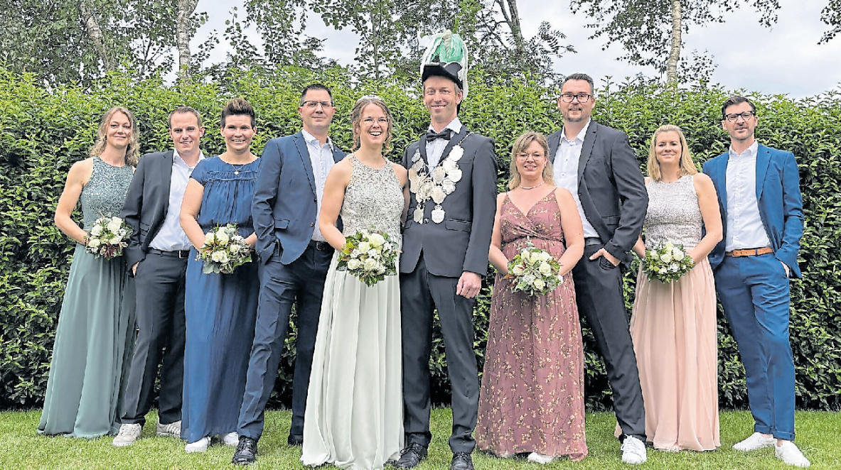 Der amtierende Thron (von links): Kerstin und Bernd Buchholz (Adjutant), Ines und Thomas Kramer, das Königspaar Jorina und Christian Teipen, Katrin und Jan Niklas Böing, Birgit und Jens Leitmann. Foto: Anna Kleine