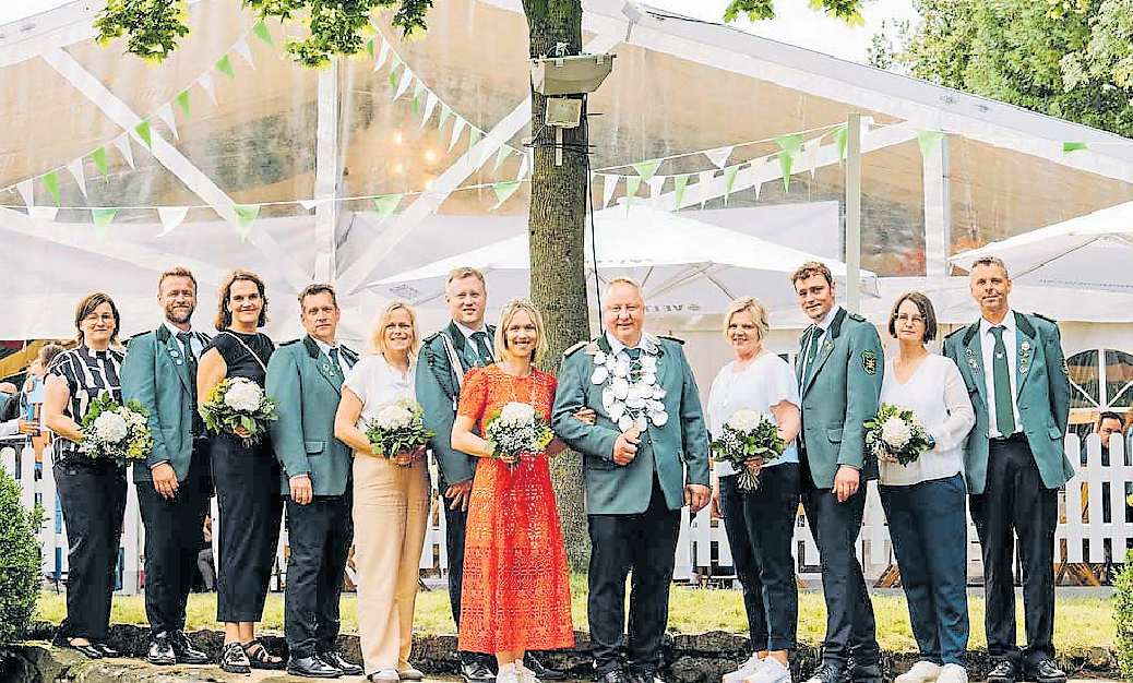 Der noch bis Montagabend amtierende Thron mit Schützenkönig Ralf Birkemeyer und Königin Kerstin Holtgreife sowie dem 1. Ehrenpaar, Matze Döbber und Sandra Holtgreife, dem 2. Ehrenpaar, Herbert Bäumker und Mandy Schröder. Den Thron vervollständigen Nicole Döbber, Christoph Holtgreife, Anne Thiemeyer, Markus Schröder, Stefan Holtgreife und Katrin Birkemeyer. Foto: L. Gruenke