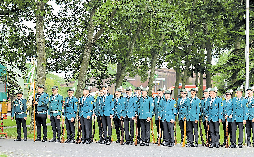 Die Fahnenschützen stehen schon parat.