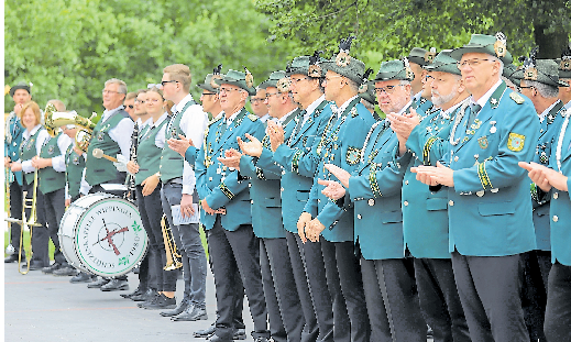 Die Schützen beim Antreten.