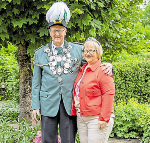 König Heinrich VI. und Königin Anneliese Klaẞen laden ein.