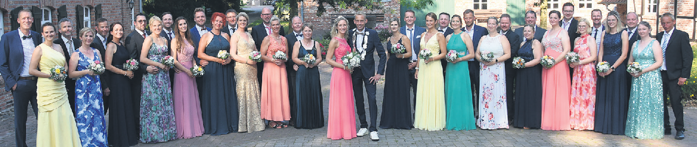 Der Thron 2024/2025 von links: Stephan und Petra Tiaden, Heiko und Kathrin Thole, Bastian und Nadine Schmidt, Andreas und Eva Buten, Bjöm und Maria Berger, Jan Schmock von Ohr und Christina d'Artillac Brill, Bernd und Martina Kückelmann, Michael und Jana Karels, Hans-Hermann und Anja Brockmann, das Königspaar Ivonne und Ralf Kückelmann, Yvonne und Thomas Grundmann, Michaela Schmitz und Jörg Üdema, Christina Soring und Timo Aveskamp, Manuela und Antonius Brockmann, Kerstin und Andreas Nüsse, Annika und Michael Dettmer, Julia und Christian Tiaden, Anne Meyer und Alexander von Hebel sowie Verena und Holger Kückelmann. Foto: Anna Heidtmann