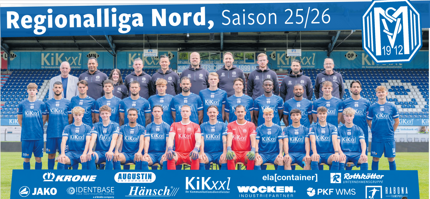 Die Mannschaft des SV Meppen (hintere Reihe v.l.): Sportvorstand Heiner Beckmann, Sportlicher Leiter Olufemi Smith, Physiotherapeutin Vanessa Blunk, Teammanager Marcel Gebers, Torwarttrainer Erik Domaschke, Trainer Lucas Beniermann, Co-Trainer Steffen Puttkammer, Athletik-Trainer Thorben Kampel, Videoanalyst Jens Robben, Zeugwart Siggi Grulke sowie (mittlere Reihe v.l.): Henrik Wittrock, Stefan Rankic, Jonas Fedl, Jonathan Wensing, Julian Ulbricht, Mika Herrmann, Simon Engelmann, Mika Stuhlmacher, Luis Sprekelmeyer, Nikell Touglo, Erik Zenga, Adrian Lenz, Ersin Zehir, Thorben Deters sowie (vordere Reihe v.l.): Lasse Zumdieck, Jonas Goldenstein, Oliver Schmitt, Tobias Mißner, Julius Pünt, Daniel Haritonov, Noah Oberbeck, Dominique Domröse, Amin Muja, Niclas Wessels und Malte Zumdieck.