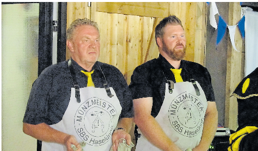 Die zwei Münzmeister: Stephan Hempen (von links) und Dirk Leiẞing.