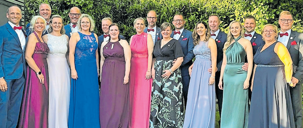 Der amtierende Thron der Haselünner Schützenbruderschaft: (von links) Dietmar und Dana Schmitjans, Peter und Ines Stordeur, König Robert II und Königin Stefanie Strodtkötter, Aleaxander und Verena Gödiker, Katja und Uwe Hilm, Katrin und Volker See, Ulrike und Hermann Lucas, Vanessa und Lukas Augustin sowie Kirsten und Eckart Brackmann. Foto: Schützenbruderschaft