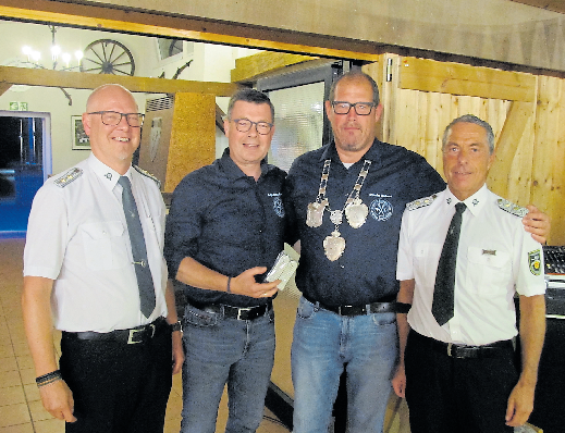 Patrick Hüer (von links), Eckart Brackmann und Ludger Hatting (rechts) beförderten den Schützenkönig Robert II. Strodtkötter zum Leutnant.