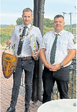 Raoul Winkels-Herding (links) ist der neue Bierkönig des Vereins. Rechts der neue Vereinspräsident Andre Patzer(?).