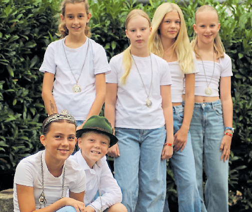 Kinderkönigin Frida und Kinderprinz Carlo mit Ihrem Hofstaat.