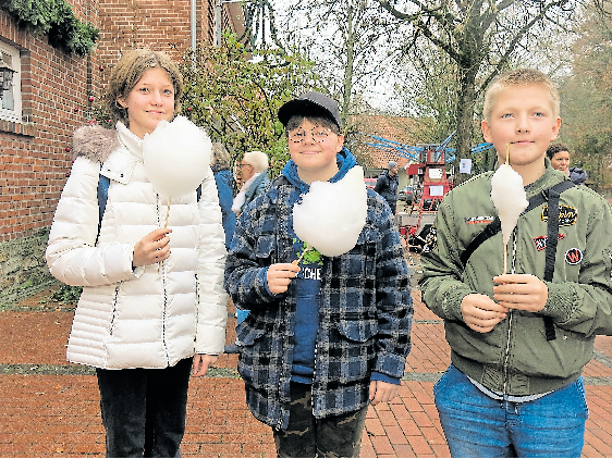 Freude über leckere Zuckerwatte.