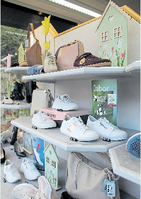 Das Schuhhaus bietet für jeden Anlass die passenden Schuhe.
