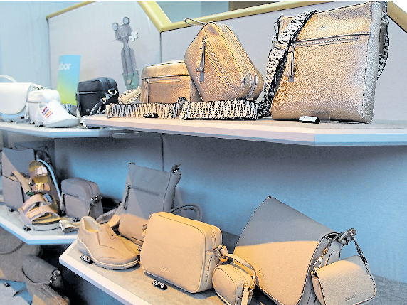 Im Schuhhaus gibt es auch attraktive Handtaschen. Fotos: L. Herrmann (3)