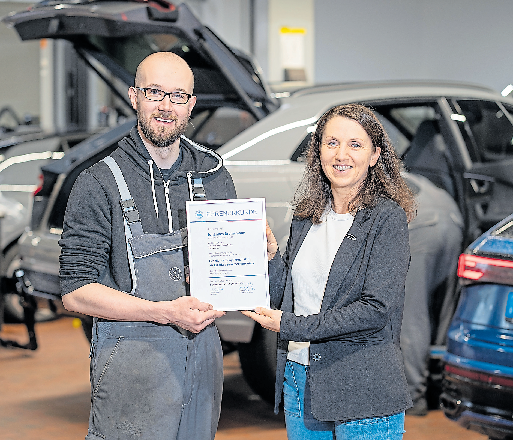 Johannes Bramsmann und Silvia Geers-Schubert mit der Ehrenurkunde. Autohaus Geers-Foto